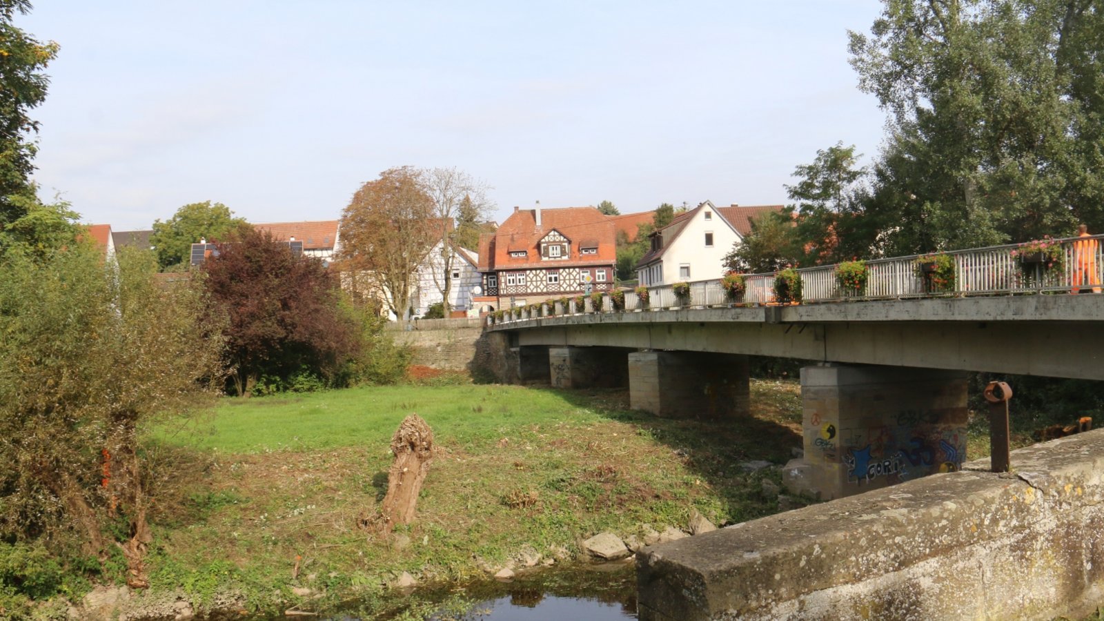 Seit gestern Mittag ist die Sperrung der Enzbrücke in Oberriexingen, die aufgrund von Grünpflegearbeiten bestand, wieder aufgehoben. Foto: Rücker Seit gestern Mittag ist die Sperrung der Enzbrücke in Oberriexingen, die aufgrund von Grünpflegearbeiten bestand, wieder aufgehoben. Foto: Rücker