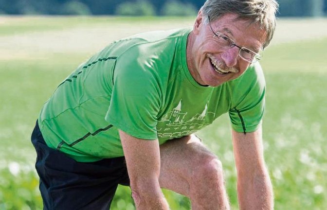 Schuhe zubinden für den großen Tag: Peter Klein wird am Sonntag in Nussdorf seinen 100. Marathon absolvieren. Foto: Leitner