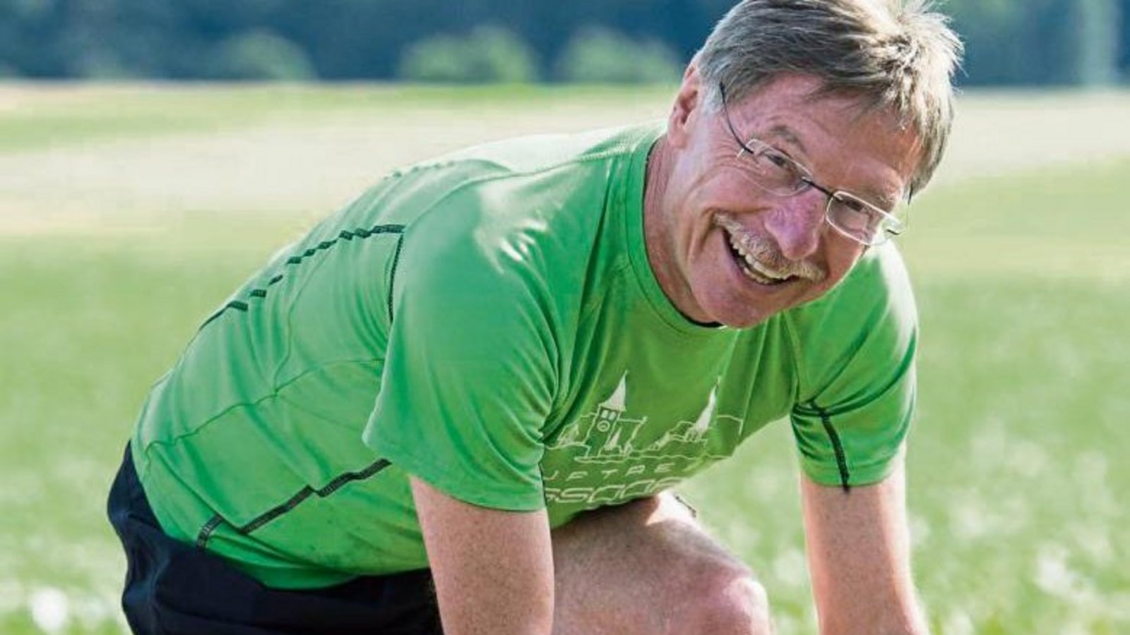 Schuhe zubinden für den großen Tag: Peter Klein wird am Sonntag in Nussdorf seinen 100. Marathon absolvieren. Foto: Leitner Schuhe zubinden für den großen Tag: Peter Klein wird am Sonntag in Nussdorf seinen 100. Marathon absolvieren. Foto: Leitner