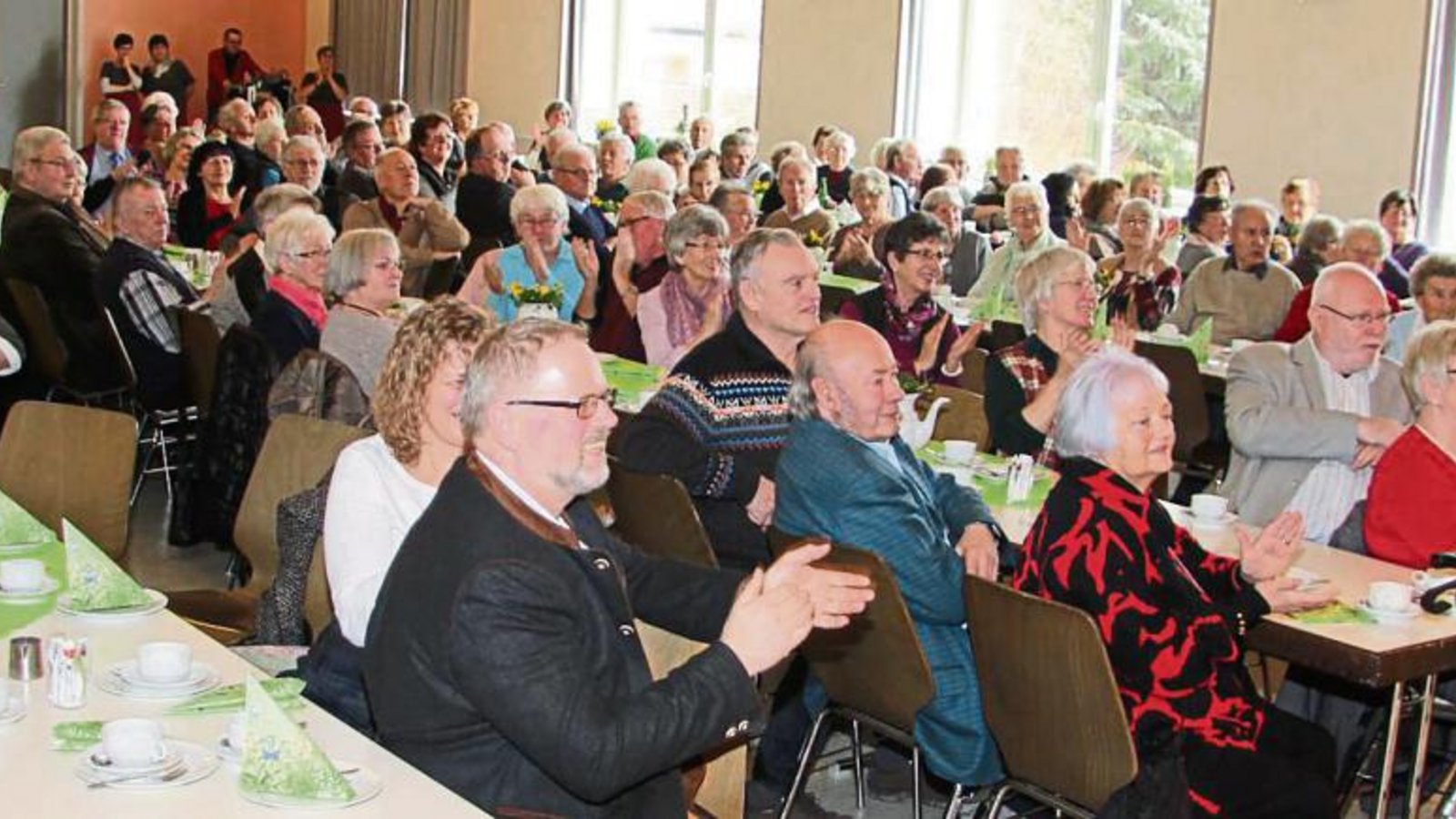 Über 130 Gäste konnte sich Bürgermeister Werner Somlai (vorne links) am Sonntag beim Seniorennachmittag freuen.  Fotos: Gergen