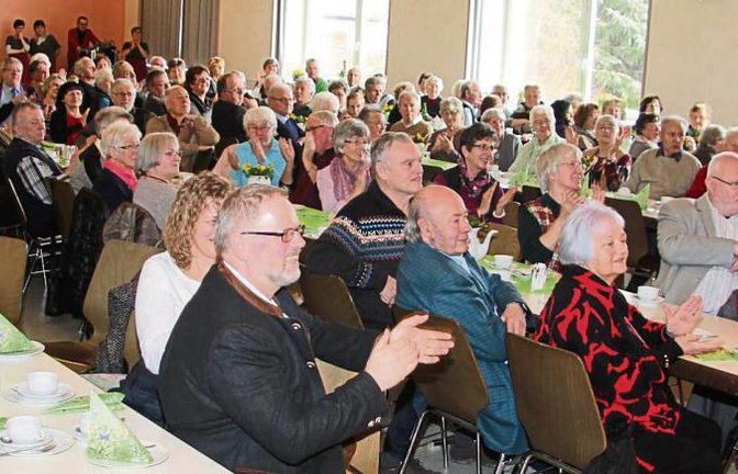 Über 130 Gäste konnte sich Bürgermeister Werner Somlai (vorne links) am Sonntag beim Seniorennachmittag freuen.  Fotos: Gergen
