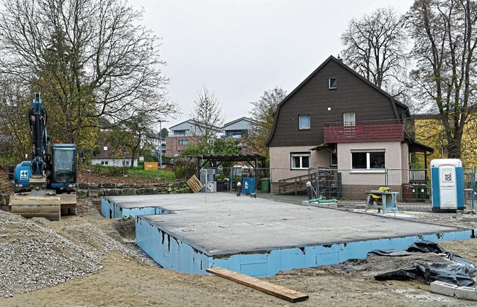 Die Bodenplatte der Notunterkunft an der Kleinsachsenheimer Straße ist bereits fertig. Mitte des nächsten Jahres soll das Gebäude bezugsfertig sein.  Foto: Kalb