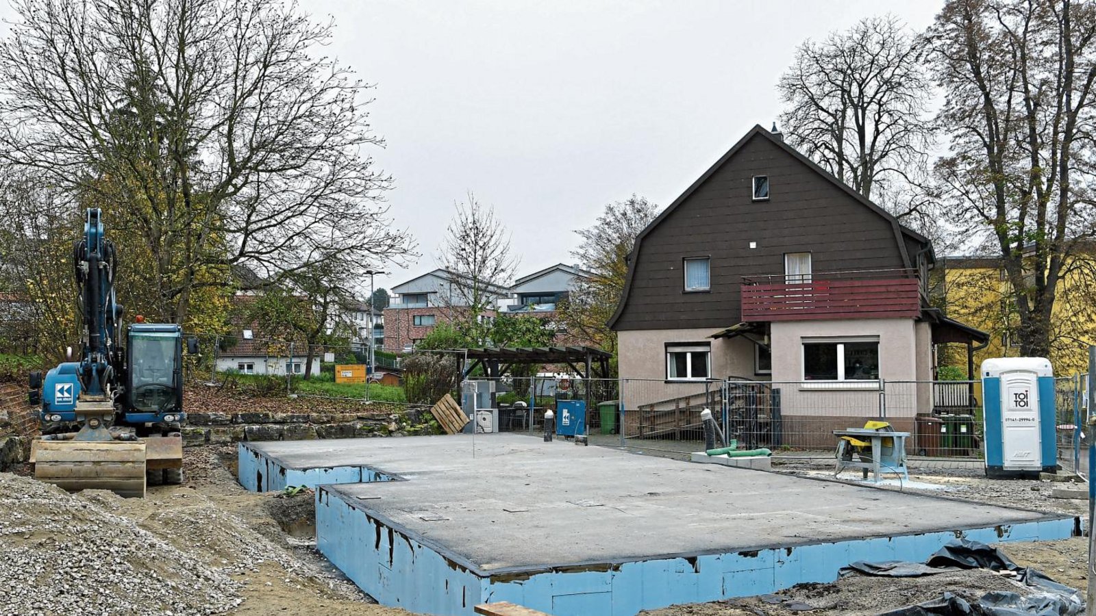 Die Bodenplatte der Notunterkunft an der Kleinsachsenheimer Straße ist bereits fertig. Mitte des nächsten Jahres soll das Gebäude bezugsfertig sein. Foto: Kalb Die Bodenplatte der Notunterkunft an der Kleinsachsenheimer Straße ist bereits fertig. Mitte des nächsten Jahres soll das Gebäude bezugsfertig sein. Foto: Kalb
