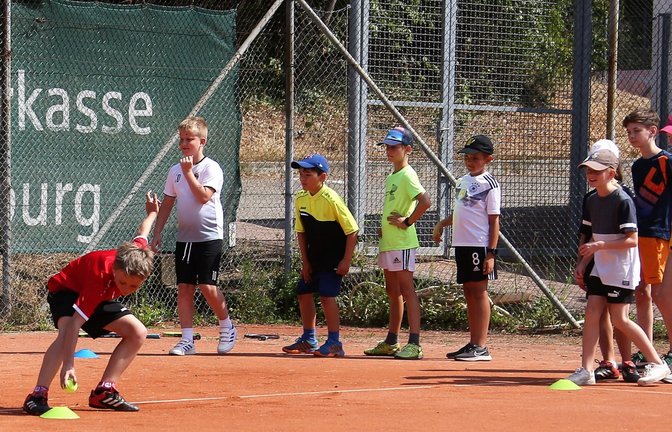 Zum Aufwärmen beim Tennis-Jugendcamp gibt’s einen Staffellauf mit Tennisball.  <span class='image-autor'>Foto: Küppers</span>