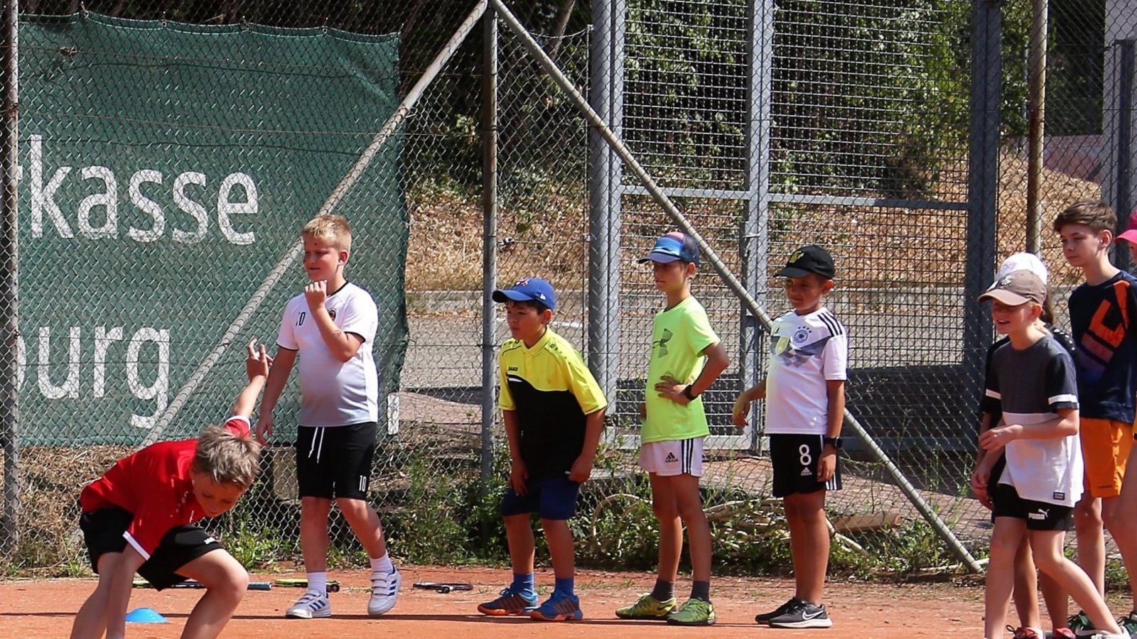 Zum Aufwärmen beim Tennis-Jugendcamp gibt’s einen Staffellauf mit Tennisball.  Foto: Küppers
