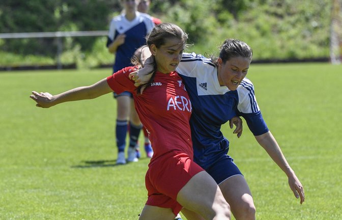 Romy Bahmer (links) hat gegen Hoffeld keine Tore geschossen, aber für ihre Mitspielerinnen vorbereitet. Am Ende stand eine etwas ernüchternde 3:5-Niederlage. <span class='image-autor'>Foto: Leitner</span>