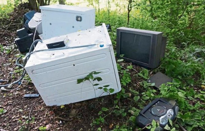 Elektroschrott kostenlos abzuholen zwischen Horrheim und Gündelbach – rund 500 Meter von der Mülldeponie entfernt. Foto: Thalhäuser