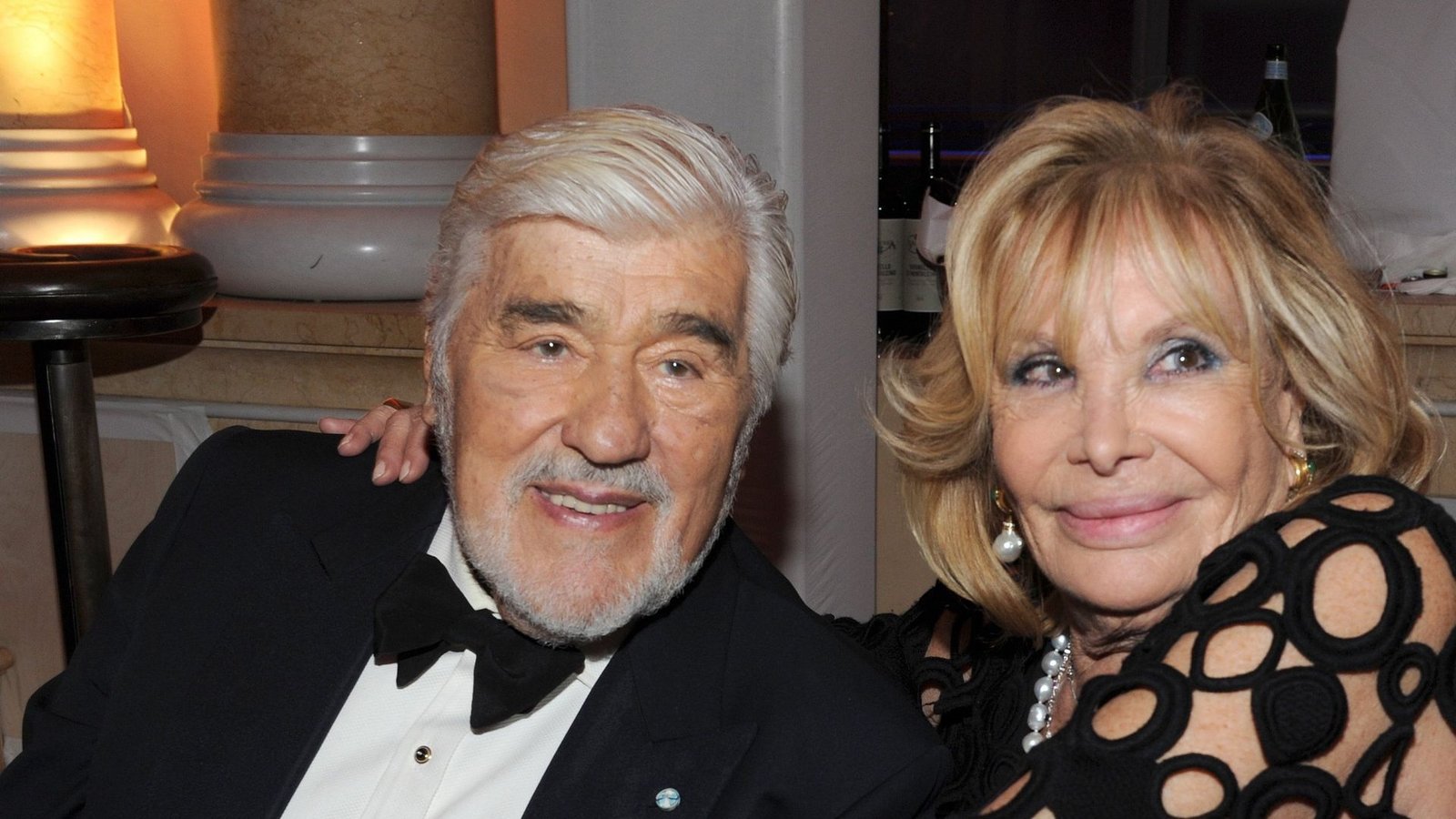 Mario Adorf mit seiner Ehefrau Monique. (Archivbild)Foto: Ursula Düren/dpa Mario Adorf mit seiner Ehefrau Monique. (Archivbild)Foto: Ursula Düren/dpa
