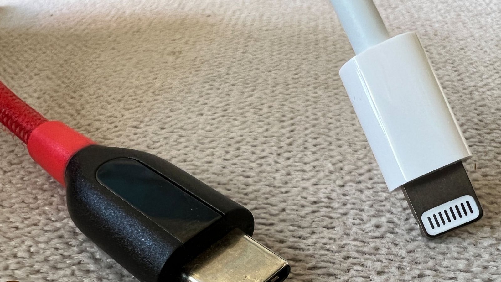 Das Europäische Parlament stimmte für die Einführung des Steckers im Format USB-C (links) als Standard.Foto: dpa/Christoph Dernbach Das Europäische Parlament stimmte für die Einführung des Steckers im Format USB-C (links) als Standard.Foto: dpa/Christoph Dernbach