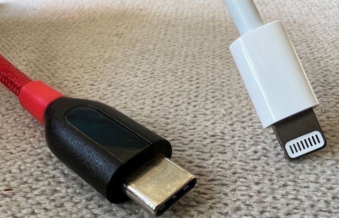 Das Europäische Parlament stimmte  für die Einführung des Steckers im Format USB-C (links) als Standard.<span class='image-autor'>Foto: dpa/Christoph Dernbach</span>