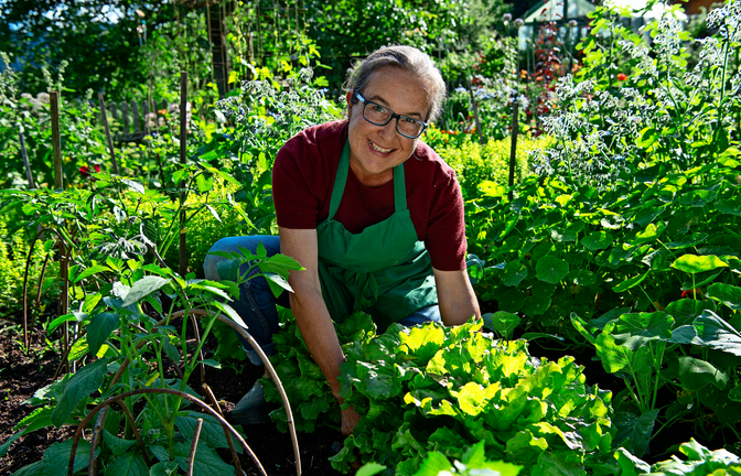 Walburga Schillinger weiß immer, was auf den Tisch kommt: Obst, Salat und Gemüse aus dem eigenen Bauerngarten.<span class='image-autor'>Foto: WDR/Melanie Grande</span>