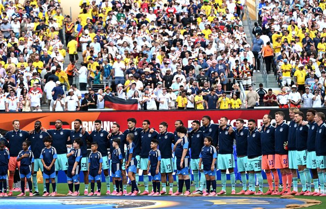 Die Fußball-Nationalmannschaft steht beim Abspielen der Nationalhymne am Mittelkreis.<span class='image-autor'>Foto: Federico Gambarini/dpa</span>