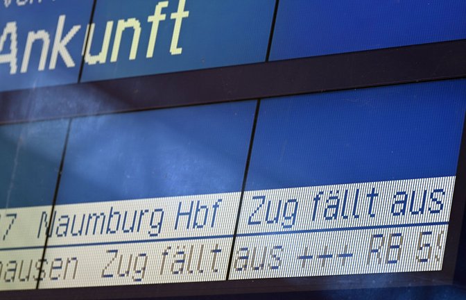 Nach Angaben mehrere Medien fiel die Oberleitung direkt auf den ICE.<span class='image-autor'>Foto: Martin Schutt/dpa/Martin Schutt</span>