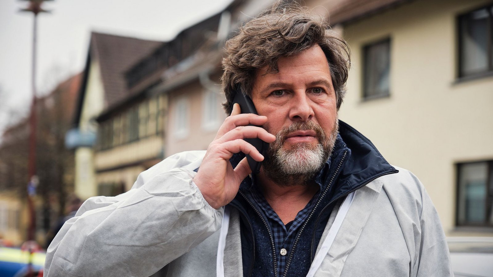 Schlechte Nachrichten für Berg: Sein Bruder ist aus der Psychiatrie geflohen.Foto: SWR/Benoît Linder Schlechte Nachrichten für Berg: Sein Bruder ist aus der Psychiatrie geflohen.Foto: SWR/Benoît Linder