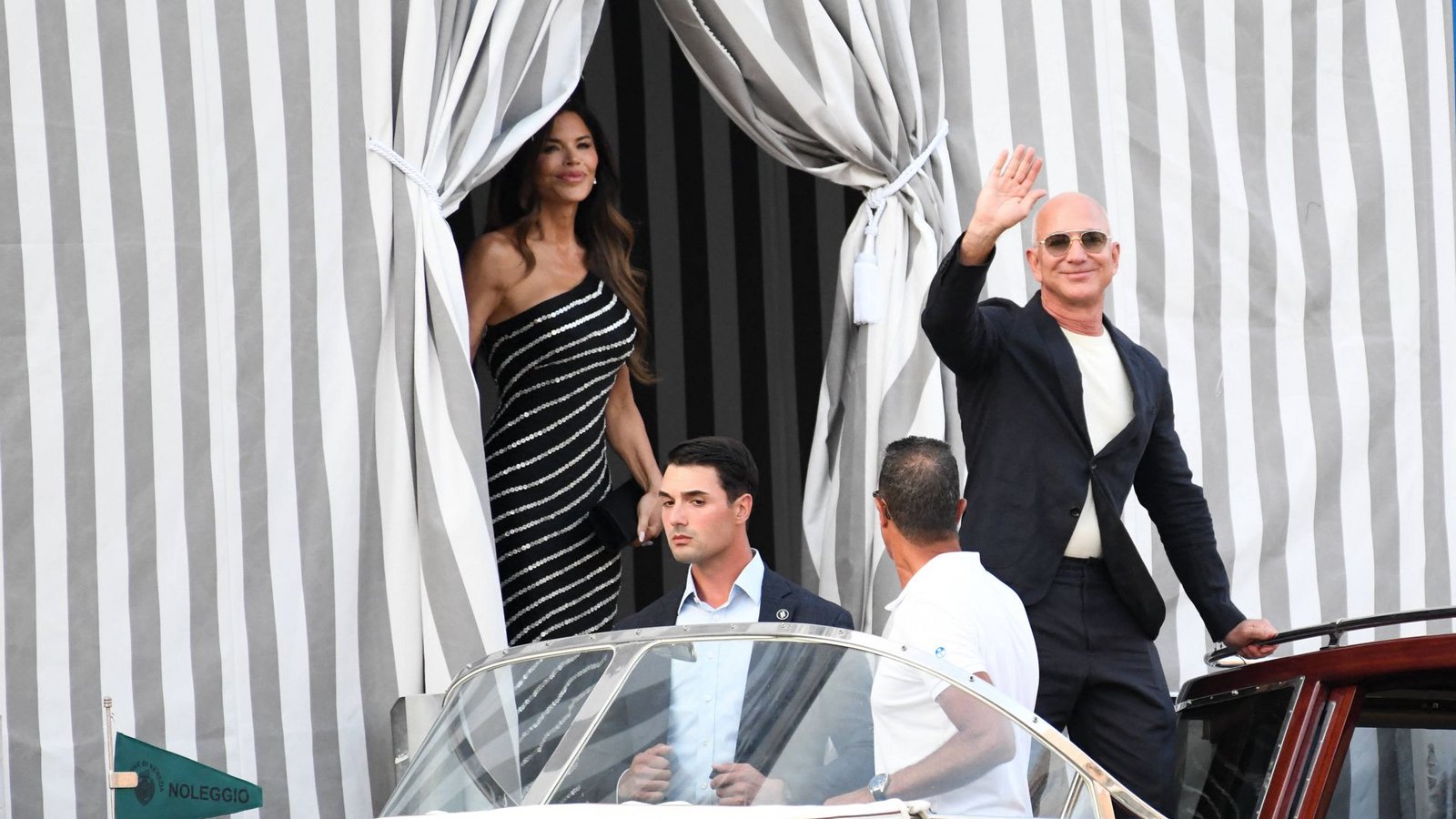 Für das Wochenende soll Venedig ihnen gehören: Amazon-Chef Jeff Bezos und seine Verlobte Lauren Sánchez.Foto: IMAGO/ABACAPRESS Für das Wochenende soll Venedig ihnen gehören: Amazon-Chef Jeff Bezos und seine Verlobte Lauren Sánchez.Foto: IMAGO/ABACAPRESS