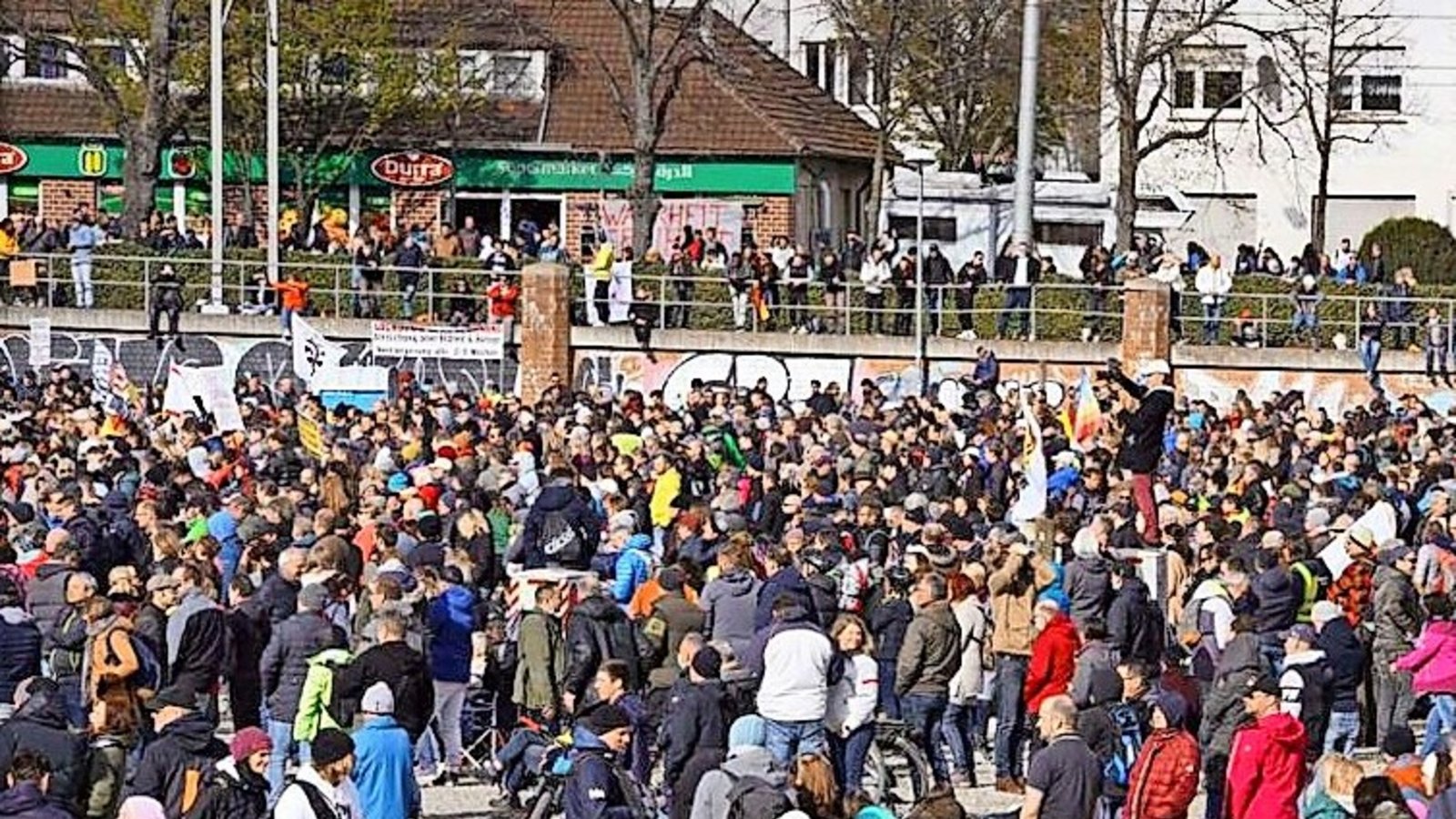 Die große Corona-Demo am Karsamstag 2021 war eine der herausfordernden Lagen für Carsten Höfler.Foto: Andreas Rosar Die große Corona-Demo am Karsamstag 2021 war eine der herausfordernden Lagen für Carsten Höfler.Foto: Andreas Rosar