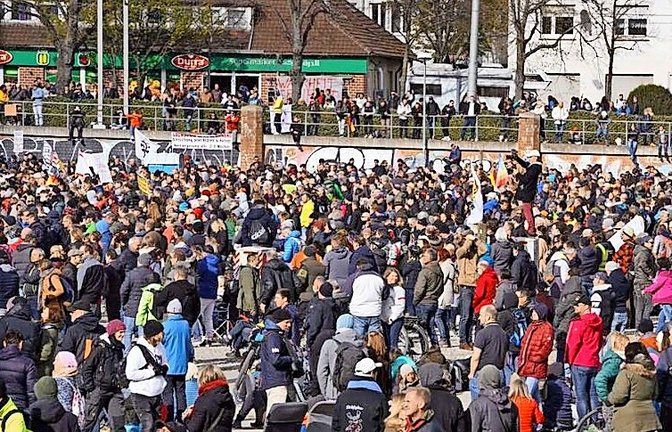 Die große Corona-Demo am Karsamstag 2021 war eine der herausfordernden Lagen für Carsten Höfler.<span class='image-autor'>Foto: Andreas Rosar</span>