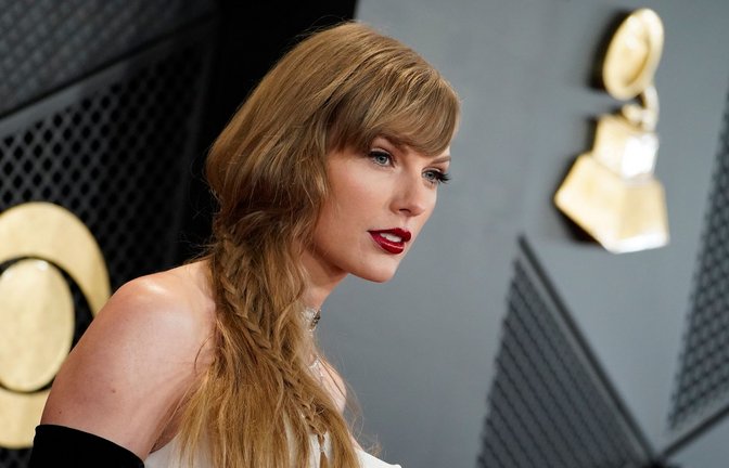 Taylor Swift kommt zur Verleihung der 66. jährlichen Grammy Awards.<span class='image-autor'>Foto: Jordan Strauss/AP/dpa</span>