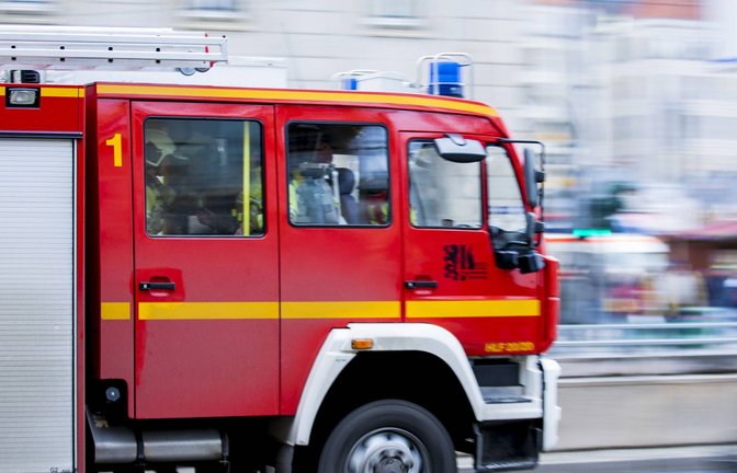 Als die Feuerwehr am Einsatzort eintrifft, steht das Gebäude bereits in Flammen. (Symbolfoto)<span class='image-autor'>Foto: imago//Christian Schaffrath</span>