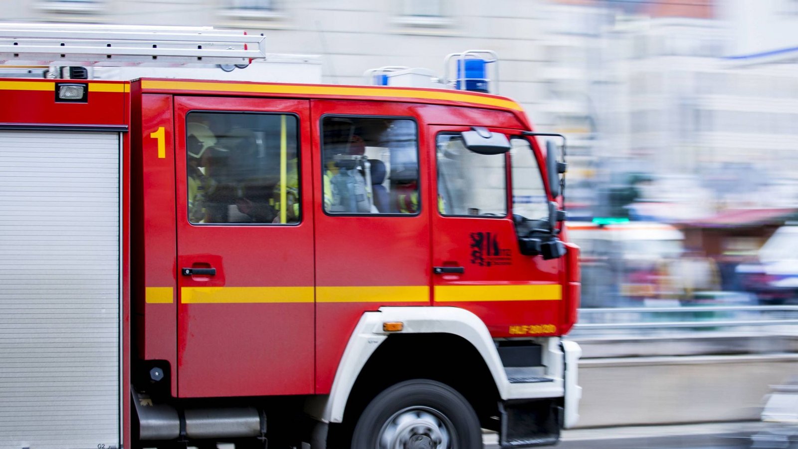 Als die Feuerwehr am Einsatzort eintrifft, steht das Gebäude bereits in Flammen. (Symbolfoto)Foto: imago//Christian Schaffrath Als die Feuerwehr am Einsatzort eintrifft, steht das Gebäude bereits in Flammen. (Symbolfoto)Foto: imago//Christian Schaffrath