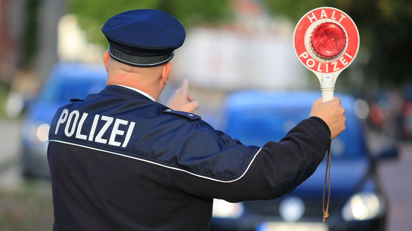 In Karlsruhe läuft zur Zeit ein kurioser Polizeieinsatz. Ein Mann flüchtete vor einer Polizeikontrolle. (Symbolfoto)Foto: Peter Gercke/dpa/dpa-tmn/Peter Gercke
