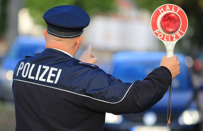 In Karlsruhe läuft zur Zeit ein kurioser Polizeieinsatz. Ein Mann flüchtete vor einer Polizeikontrolle. (Symbolfoto)<span class='image-autor'>Foto: Peter Gercke/dpa/dpa-tmn/Peter Gercke</span>