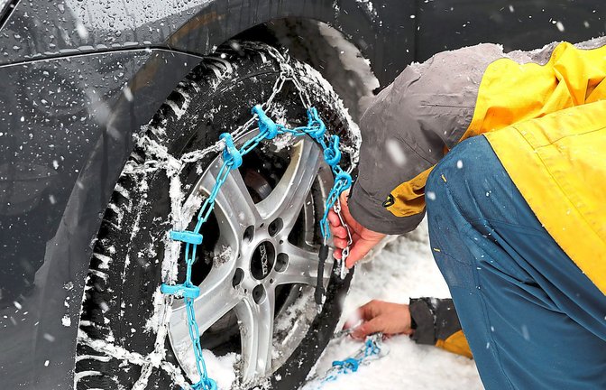 Das Anlegen von Schneeketten ist kein Spaziergang.<span class='image-autor'>Foto: dpa-tmn</span>