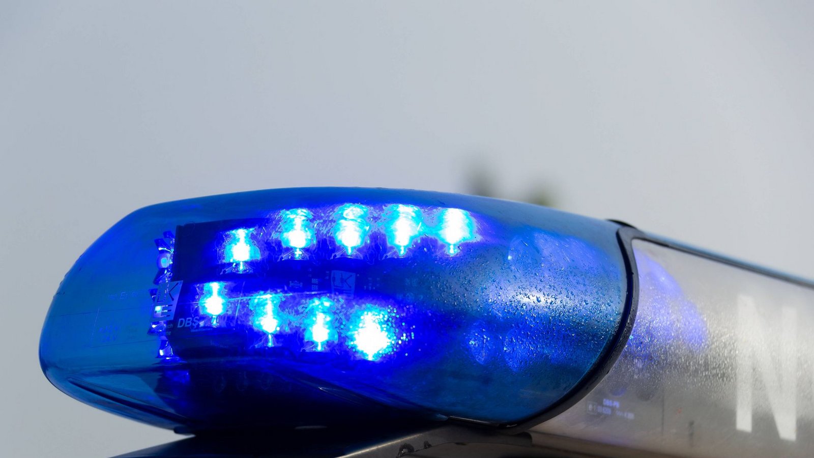 Weil der Verdacht besteht, dass eine Person einen Gegenstand von einer Fußgängerbrücke fallen ließ oder warf, ermittelt nun die Polizei (Symbolbild).Foto: IMAGO/Fotostand / Gelhot