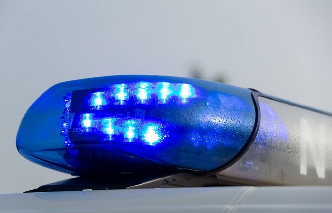 Weil der Verdacht besteht, dass eine Person einen Gegenstand von einer Fußgängerbrücke fallen ließ oder warf, ermittelt nun die Polizei (Symbolbild).<span class='image-autor'>Foto: IMAGO/Fotostand / Gelhot</span>