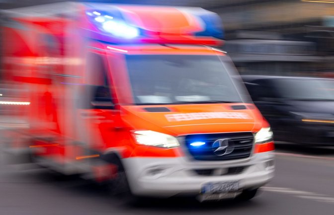 Das Kind kam mit einem Rettungswagen in ein Krankenhaus, Lebensgefahr bestand nicht. (Symbolbild)<span class='image-autor'>Foto: Monika Skolimowska/dpa</span>