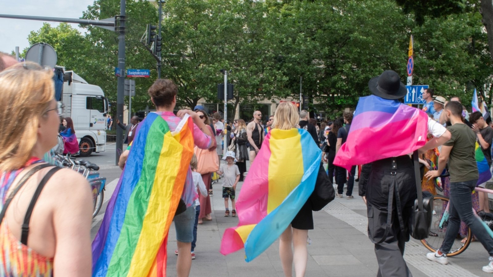 Was bedeuten die verschiedenen LGBT-Flaggen, wie zum Beispiel hier bei der Pride Parade in Warschau 2023?Foto: Shuvo Rafiqul/Shutterstock