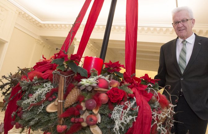 Winfried Kretschmann vor einigen Jahren in der Villa Reitzenstein vor einem Adventskranz.<span class='image-autor'>Foto: dpa</span>