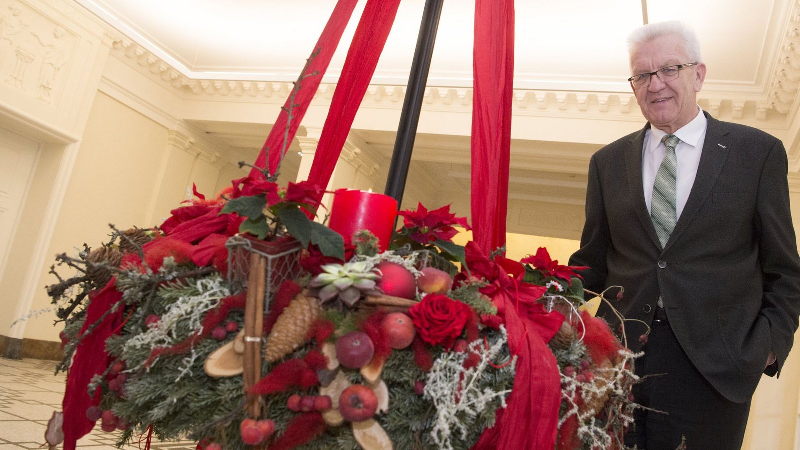 Winfried Kretschmann vor einigen Jahren in der Villa Reitzenstein vor einem Adventskranz.Foto: dpa Winfried Kretschmann vor einigen Jahren in der Villa Reitzenstein vor einem Adventskranz.Foto: dpa