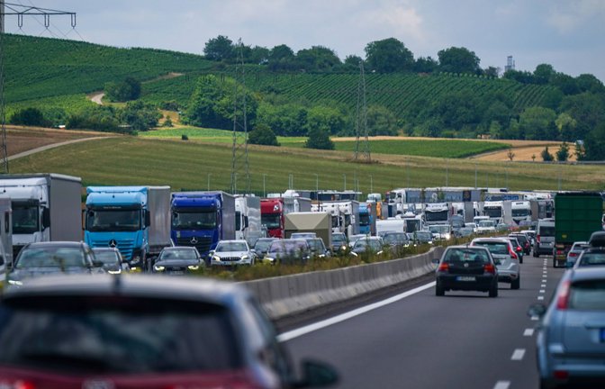 Auf der A6 bei Ilshofen ist ein Autofahrer bei einem schweren Unfall ums Leben gekommen. (Archivbild)<span class='image-autor'>Foto: IMAGO/Steinsiek.ch//JOERAN STEINSIEK</span>