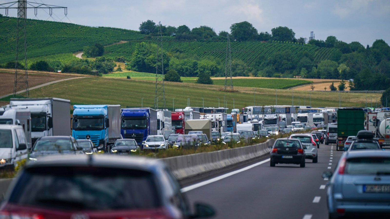 Auf der A6 bei Ilshofen ist ein Autofahrer bei einem schweren Unfall ums Leben gekommen. (Archivbild)Foto: IMAGO/Steinsiek.ch//JOERAN STEINSIEK Auf der A6 bei Ilshofen ist ein Autofahrer bei einem schweren Unfall ums Leben gekommen. (Archivbild)Foto: IMAGO/Steinsiek.ch//JOERAN STEINSIEK
