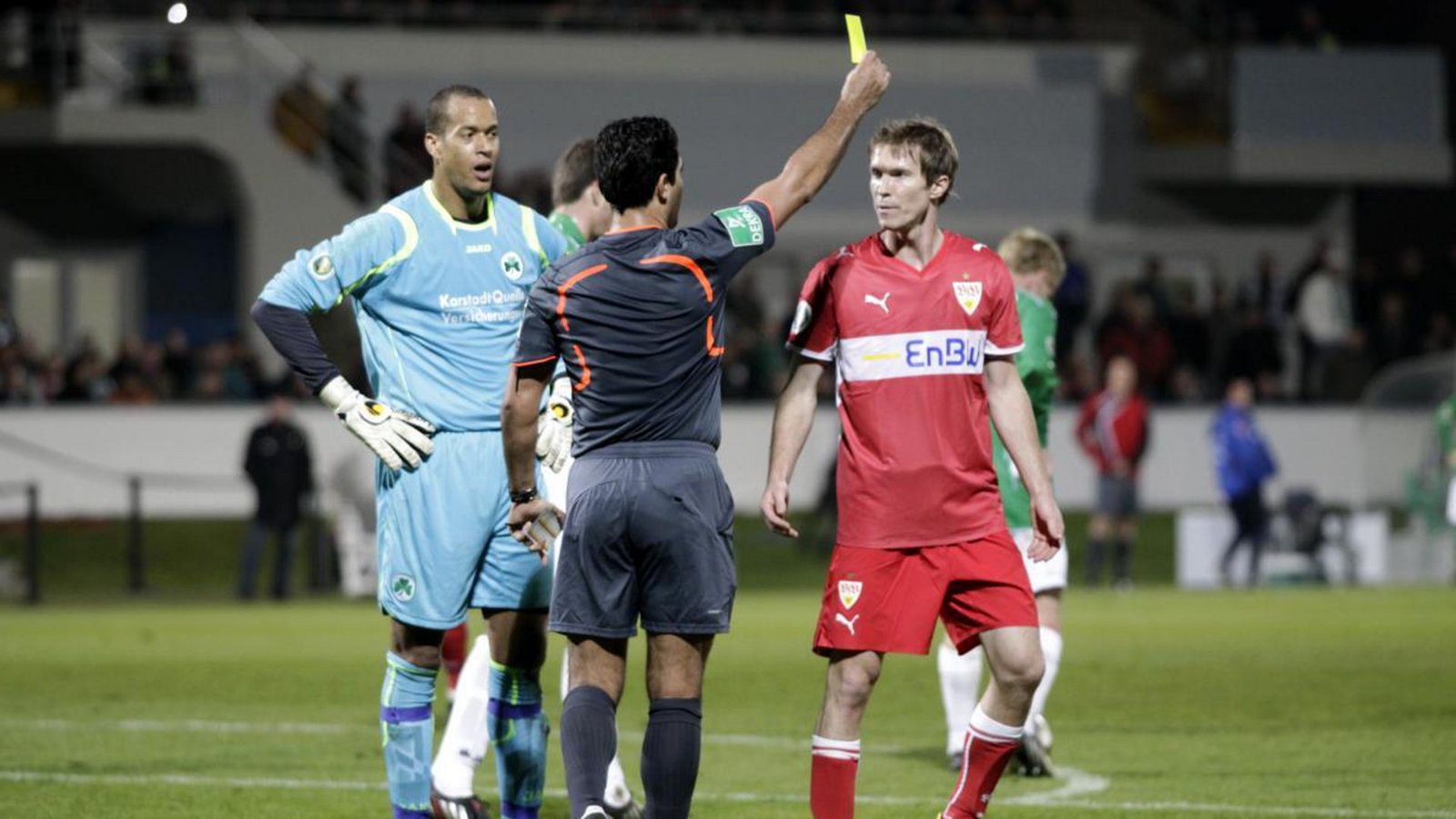 Loboué im DFB-Pokal für Greuther Fürth gegen den VfB mit Aleks Hleb.Foto: Augenklick / Pressefoto Baumann Loboué im DFB-Pokal für Greuther Fürth gegen den VfB mit Aleks Hleb.Foto: Augenklick / Pressefoto Baumann
