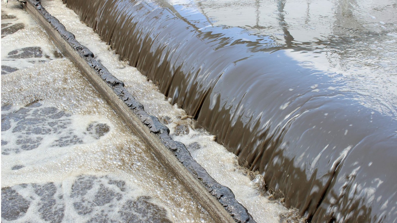 Schmutziges Wasser muss mit viel Aufwand geklärt werden. Die EU legt nun eine Initiative vor, die den Schutz der Gewässer zum Ziel hat.Foto: picture alliance/dpa Schmutziges Wasser muss mit viel Aufwand geklärt werden. Die EU legt nun eine Initiative vor, die den Schutz der Gewässer zum Ziel hat.Foto: picture alliance/dpa