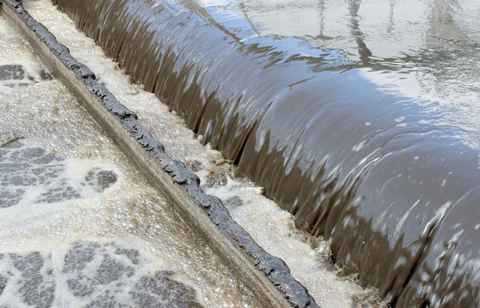Schmutziges Wasser muss mit viel Aufwand geklärt werden. Die EU legt nun eine Initiative vor, die den Schutz der Gewässer zum Ziel hat.<span class='image-autor'>Foto: picture alliance/dpa</span>