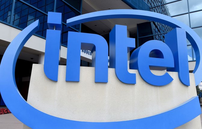 Das Logo des Chipherstellers Intel an der Zentrale des Unternehmens in Kalifornien.<span class='image-autor'>Foto: Andrej Sokolow/dpa</span>
