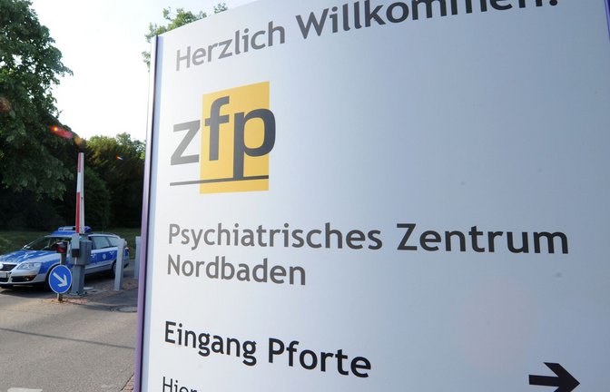 Polizisten fixieren einen Psychiatriepatienten in Wiesloch. Der Mann stirbt. Wie die betroffene Einrichtung reagiert (Archivfoto).<span class='image-autor'>Foto: dpa/Uli Deck</span>