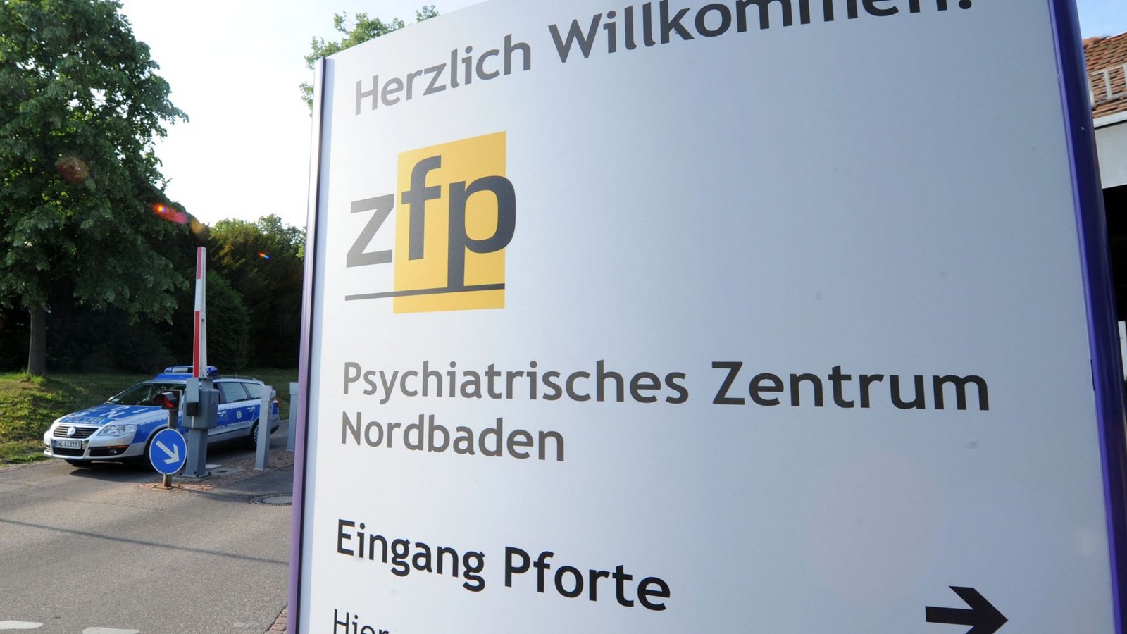 Polizisten fixieren einen Psychiatriepatienten in Wiesloch. Der Mann stirbt. Wie die betroffene Einrichtung reagiert (Archivfoto).Foto: dpa/Uli Deck Polizisten fixieren einen Psychiatriepatienten in Wiesloch. Der Mann stirbt. Wie die betroffene Einrichtung reagiert (Archivfoto).Foto: dpa/Uli Deck