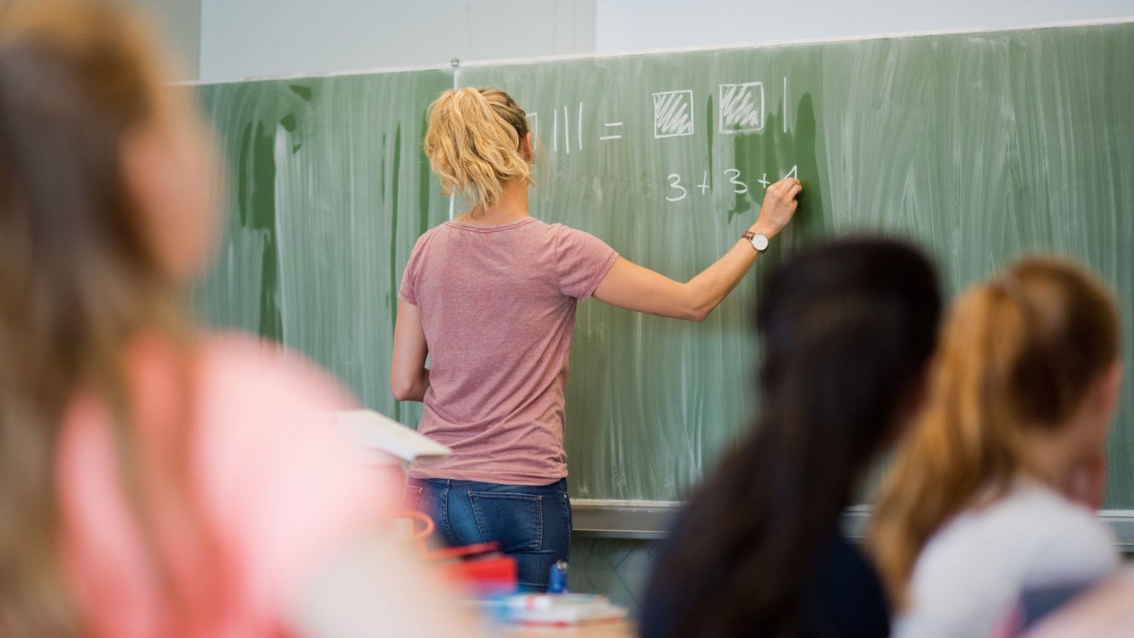 Eine junge Lehrerin beim MatheunterrichtFoto: dpa/Julian Stratenschulte Eine junge Lehrerin beim MatheunterrichtFoto: dpa/Julian Stratenschulte
