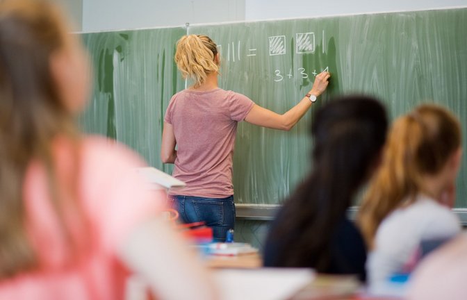 Eine junge Lehrerin beim Matheunterricht<span class='image-autor'>Foto: dpa/Julian Stratenschulte</span>