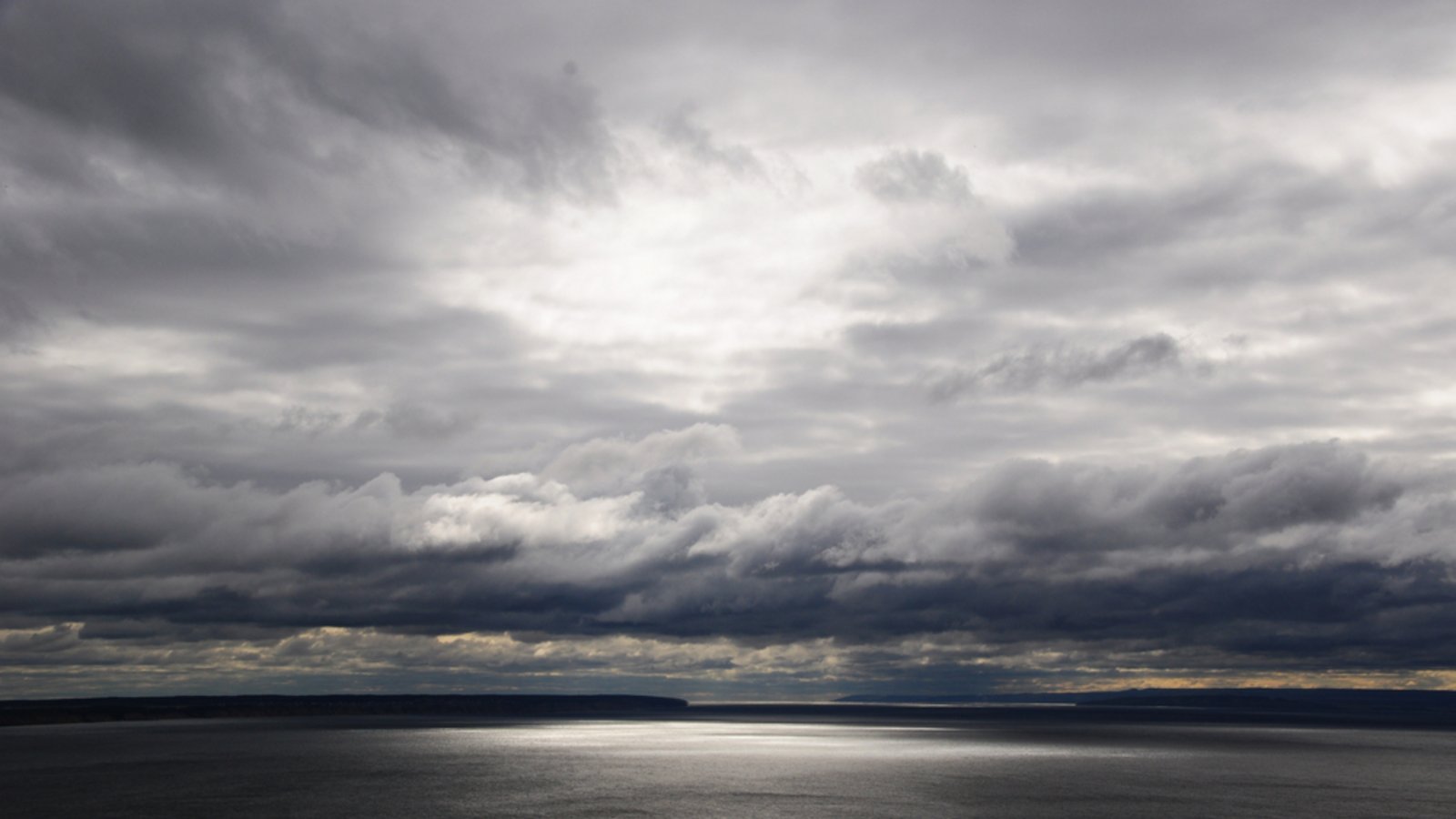 Bei so einer Wolkendecke denken die wenigsten an Sonnenbrand.Foto: SlavaSolo / shutterstock.com Bei so einer Wolkendecke denken die wenigsten an Sonnenbrand.Foto: SlavaSolo / shutterstock.com