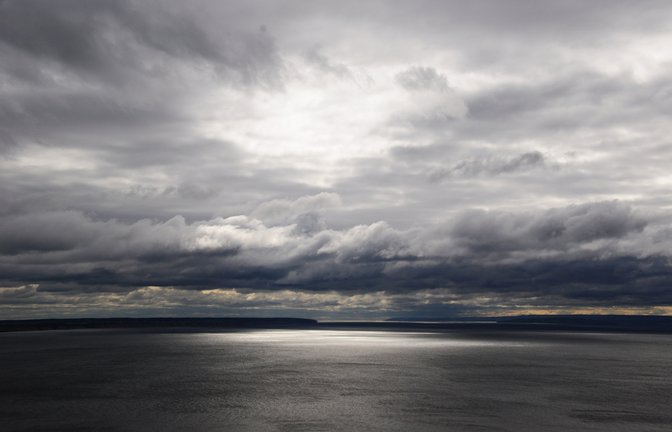 Bei so einer Wolkendecke denken die wenigsten an Sonnenbrand.<span class='image-autor'>Foto: SlavaSolo / shutterstock.com</span>
