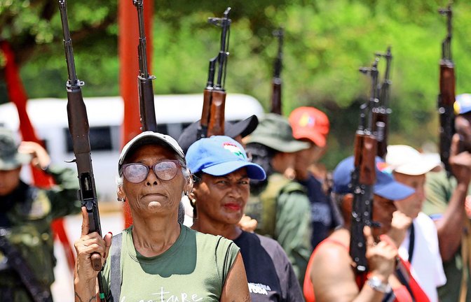 Mitglieder einer Freiwilligentruppe  werden in  Fort Tiuna in Caracas im Umgang mit Waffen trainiert.<span class='image-autor'>Foto: AFP/Pedro Mattey</span>