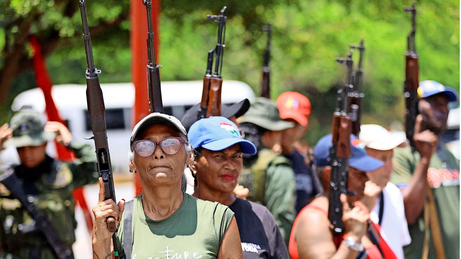 Mitglieder einer Freiwilligentruppe  werden in  Fort Tiuna in Caracas im Umgang mit Waffen trainiert.Foto: AFP/Pedro Mattey