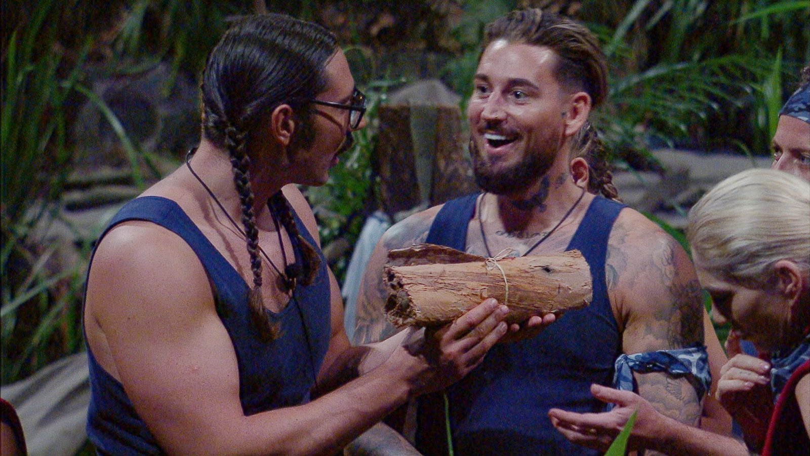 Fabio (links) und Mike freuen sich über das Fleisch für ihr Essen.Foto: RTL/Tag 8 Fabio (links) und Mike freuen sich über das Fleisch für ihr Essen.Foto: RTL/Tag 8
