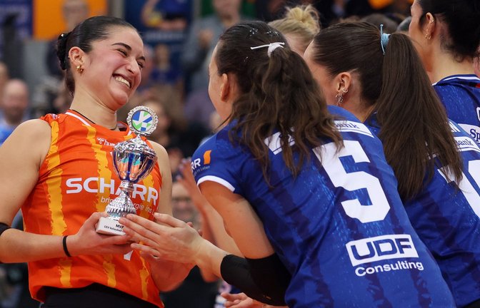 Alle freuen sich mit: Fabiana Mottis, die Libera von Allianz MTV Stuttgart, wird nach der Partie gegen THY Istanbul als beste Spielerin ausgezeichnet.<span class='image-autor'>Foto: Baumann/Julia Rahn</span>