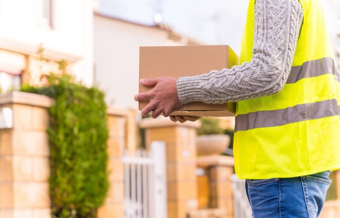 Im Kreis Tübingen sollen Paketzusteller hochwertige Waren gestohlen haben.<span class='image-autor'>Foto: IMAGO/imageBROKER/Unai Huizi</span>